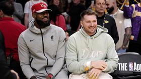 東契奇（右）被交易到湖人，有望在11日的比賽和詹皇（左）搭檔。（圖／美聯社／達志影像）