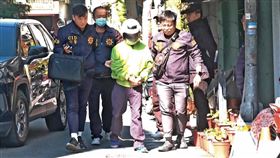警方將涉嫌殺害3名婦人的張介宗（中）押返住處，盼能突破心防。（鏡新聞提供）