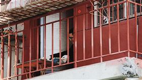 命案發生後，凶嫌將陽台粉刷成朱紅色，高雄市警察局長林炎田（中）親自帶隊到現場搜索。（翻攝畫面）