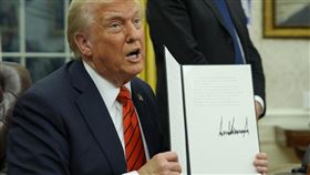 美國總統川普10日簽署行政命令，對進口到美國的鋼鋁製品課徵25%新關稅。（圖／美聯社／達志影像）