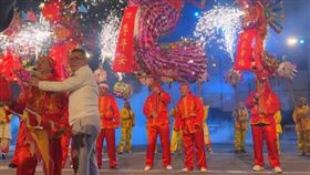 苗栗炸龍之夜邀請中國武漢高龍演出，卻掀「統戰」爭議，苗栗市長余文忠表示活動單純文化藝術交流，無須過多聯想。（圖／翻攝自余文忠臉書）