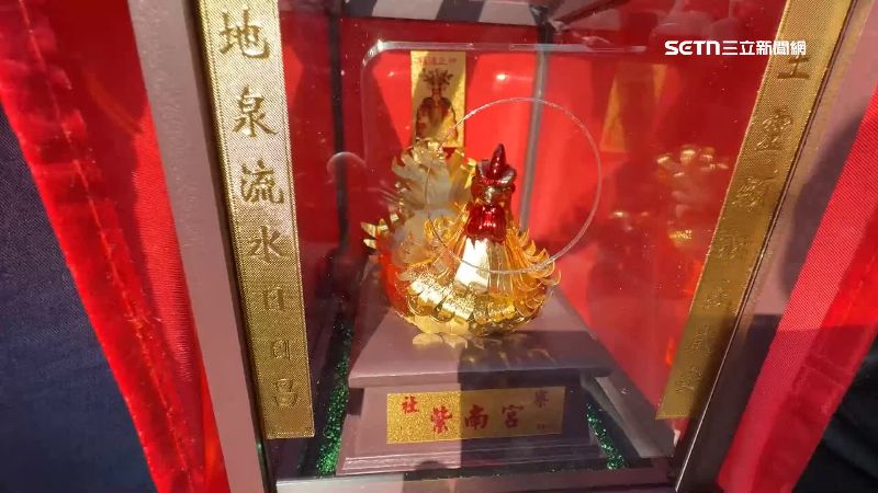 紫南宮主委莊秋安澄清，廟內只有「開運金雞」，研判是金雞照被有心人移花接木造假成「鎮廟金雞」。（圖／資料照）
