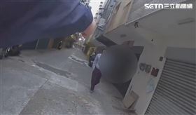 酒醉男當街揮刀砸車　警持電擊棒竟電不倒（圖／翻攝畫面）