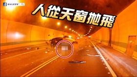 73歲男子使用消音扣取代安全帶，國道出車禍拋飛車外重傷。（圖／翻攝畫面）