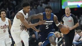 ▲艾德渥斯（Anthony Edwards）連3場比賽至少攻下40分，成為灰狼隊史第1人。（圖／美聯社／達志影像）