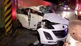 彰化轎車自撞「變形包電桿」　驚悚畫面曝