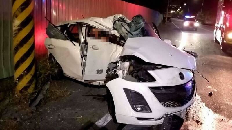 彰化轎車自撞「變形包電桿」　驚悚畫面曝