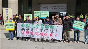 長榮航勤基層員工今天（11日）上午10時至桃園地方法院前陳抗，主張長榮航勤工會被主管霸佔，沒有為基層員工爭取權益，更沒有正常招收會員，導致會員只有約30人上下，基層員工訴求，桃園市政府將聲請解散長榮航勤工會，請法院同意解散，以免工會繼續侵害基層員工的權益。