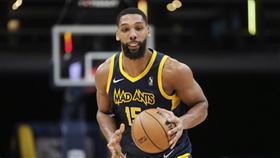 ▲2015年選秀會「探花」歐克佛（Jahlil Okafor）和溜馬簽下10天短約。（圖／美聯社／達志影像）