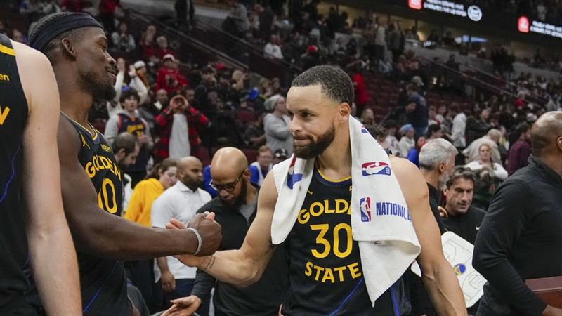 36歲柯瑞連4場破30分　比肩「籃球之神」