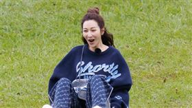 郭泓志（左）、曾莞婷出外景（圖／好看娛樂提供）