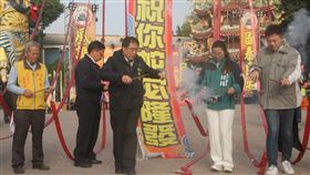 台南鹽水蜂炮啟炮台南鹽水蜂炮活動11日上午在鹽水武廟啟炮，由台南市長黃偉哲（中）點燃首串鞭炮，象徵活動正式展開。中央社記者楊思瑞攝  114年2月11日