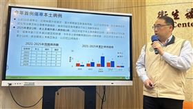 疾管署疫情中心主任郭宏偉說明國內出現今年首例本土傷寒確定病例。（圖／記者簡浩正攝影）