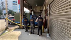 基隆市今天（11日）發生一起命案，一名男子被發現倒臥在明德一路騎樓旁，警消人員獲報到場時，發現該名男子已明顯死亡，警方隨即封鎖現場採證，男子身上無明顯外傷，不排除為身體或天氣因素致死，詳細死因仍待檢警調查釐清。