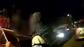 男子上警車後開始瘋狂拉屎，搞得警車充滿怪味。（圖／警方提供）