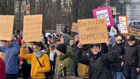 柏林再爆反極右翼遊行 示威者高舉標語表達不滿德國柏林9日再度爆發示威活動，抗議保守派政黨與極右翼合作，現場可以看見「讓民主恢復元氣，把納粹從街頭掃除」等，將另類選擇黨比喻為納粹等示警標語。中央社記者林尚縈柏林攝  114年2月10日