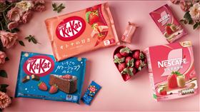 日本直送、期間限定的「KitKat草莓可可布朗尼」與「KitKat草莓威化」，首度推出「雀巢草莓拿鐵咖啡」。（圖／品牌業者提供）