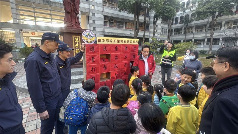 台中小學驚見「巨型戳戳樂」友邦女童樂翻