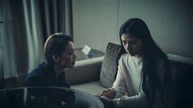 李千娜（右）客串被家暴的女明星。（圖／鏡文學提供）