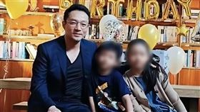 汪小菲（左）與2兒女合影。（圖／翻攝自汪小菲微博）