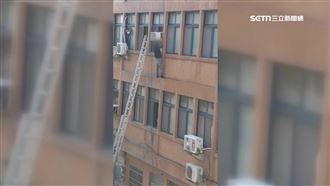獨／逃逸移工躲查緝掛外牆　警逮人變救人