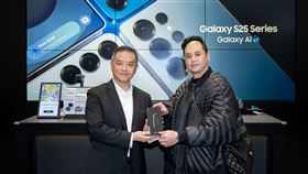 左起：台灣三星電子行動通訊事業部總經理陳啓蒙、消費者許先生