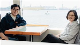 中秋節前總統蔡英文在高雄市長陳其邁的陪同下搭「文化遊艇」欣賞高雄港風光（圖／翻攝自臉書）