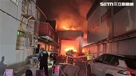 桃園市龍潭區工五路巷內工廠發生火警。（圖／翻攝畫面）