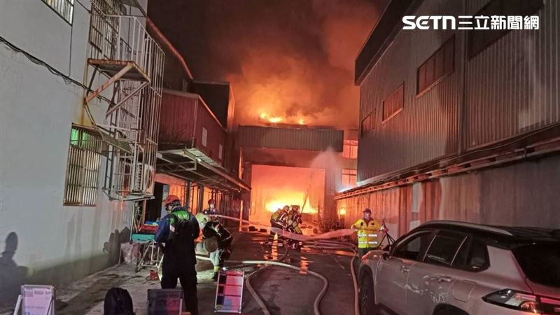 桃園鐵皮工廠突竄火煙　1男被救出急送醫