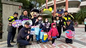 新北婦幼隊特別前往國小，協助維護學童交通安全。（圖／警方提供）