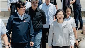 中秋節前總統蔡英文在高雄市長陳其邁的陪同下搭「文化遊艇」欣賞高雄港風光（圖／翻攝自臉書）