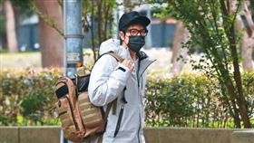 10：47 走在台北東區的路上，王力宏看起來有點睡眼惺忪，下車時眼睛也不停看向各方。
