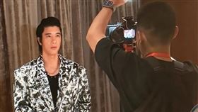 王力宏近期為了籌備新專輯及演唱會定裝拍照，忙得不可開交。（讀者提供）