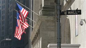 美股買氣回籠  道瓊指數猛漲489點美股14日大漲，道瓊工業指數勁揚489點，標準普爾500、那斯達克綜合指數創4月以來最佳表現。圖為華爾街路牌及紐約證券交易所。中央社記者尹俊傑紐約攝  112年11月15日
