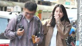 雖然沒有太親密的肢體接觸，但程予希不時被斯文男逗得樂呵呵，感覺關係不錯。（圖／本刊攝影組）