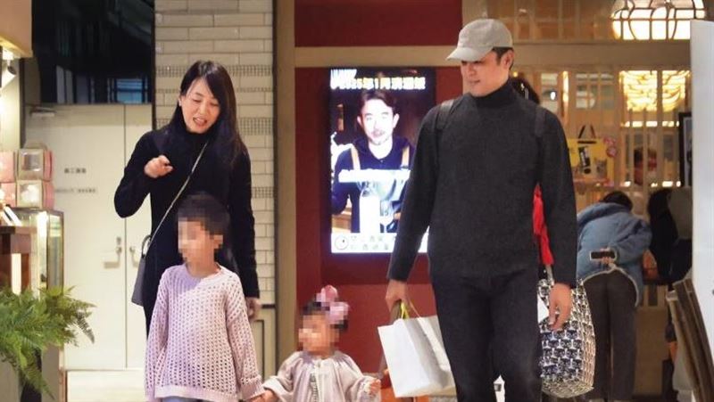明道返台陪妻小逛大街　自動付錢拎戰利品