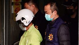 高雄分屍案  警借提嫌犯模擬後帶離住處（1）高雄警方查出張姓男子（前左）涉嫌殺害3名7旬婦人並棄屍，10日借提張男回到前鎮區住處進行犯罪模擬後，手腳遭上銬的張男下午被檢警帶離。中央社記者董俊志攝  114年2月10日