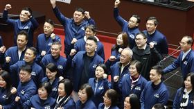 立院三讀國土計畫法  藍委表達立場國土計畫法原預定2025年4月30日上路，不過朝野立委都提案修法要求展延。立法院會31日經表決後，三讀通過修正國土計畫法第45條，將國土功能分區圖作業期程再延長6年，由4年改為10年。圖為國民黨立委在議場表達立場。中央社記者郭日曉攝  113年12月31日