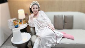 陳文茜曬出坐沙發照片。（圖／翻攝自臉書）