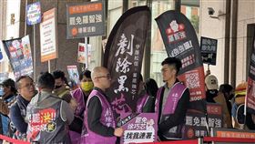 公民團體赴中選會送件罷免國民黨立委。(圖/記者陳怡潔攝影)