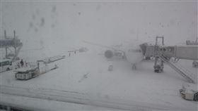 暴風雪強襲北海道！新千歲機場118航班停飛　1650旅客打地鋪過夜 圖/翻攝自X