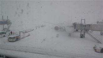 北海道大雪！7千人滯機場　旅客：像逃難