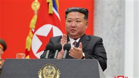 朝鲜人民軍建軍77週年，北韓領導人金正恩（中）出席朝鲜人民軍建軍節活動視察。（圖／翻攝自北韓中央通信社）