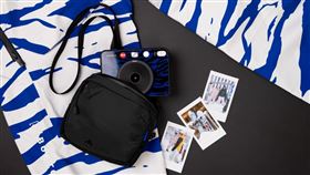 徠卡SOFORT 2 Burton特別版相機，以標誌性傑克藍（Jake Blue）配色為靈感，頂蓋鐫刻Burton徽標，配有專屬設計相機包。可支援即時列印所選影像，也可透過徠卡FOTOS應用程式，將智慧型手機或其他徠卡設備拍攝的照片化為掌中實物。同時內蘊無窮創意：自拍、風景、微距等多種模式適配不同場景，十種鏡頭與底片效果更添拍攝。（圖／徠卡相機提供）