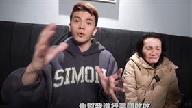 孫生（左）與媽媽一起錄製影片反省他被控襲臀風波（圖／翻攝孫生又來了YT）