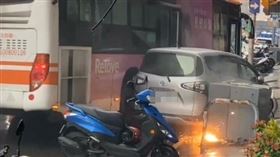 台中,公車,機車,閃車,碰撞,車禍,變電箱（圖／翻攝社會事新聞影音）