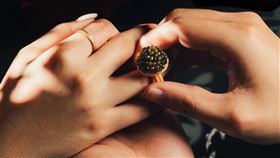 寶艾西餐廳推情人節限定吸睛「魚子醬鑽戒」。（圖／台北君悅酒店提供）