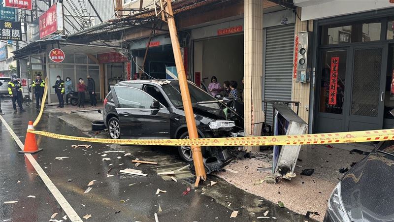 台中男開車暴衝撞噴BMW X3！母女3人送醫