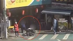 基隆廟口搶奪！男「剩20元」搶輪椅女錢包