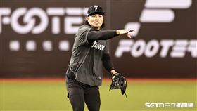 ▲WBC資格賽熱身賽，台灣隊游擊手張育成賽前守備練習。（圖／記者劉彥池攝影）